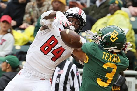 Blake Shapen Connects with Trestan Ebner for 61-Yard Score - Stadium