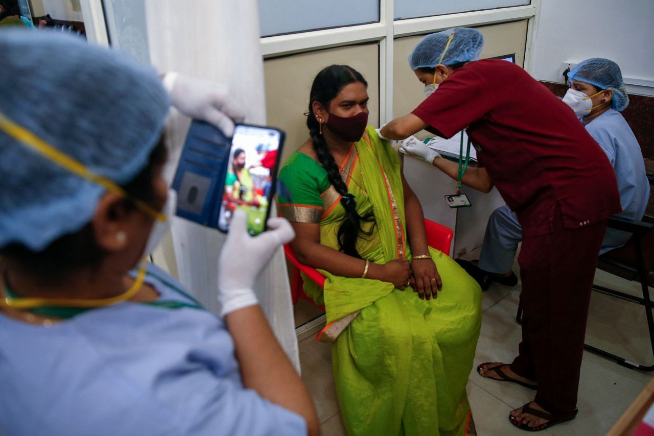 Применение индия. Индия одобрила вакцину. Индусы мусульмане в Индии. Индия вакцинация от коронавируса.