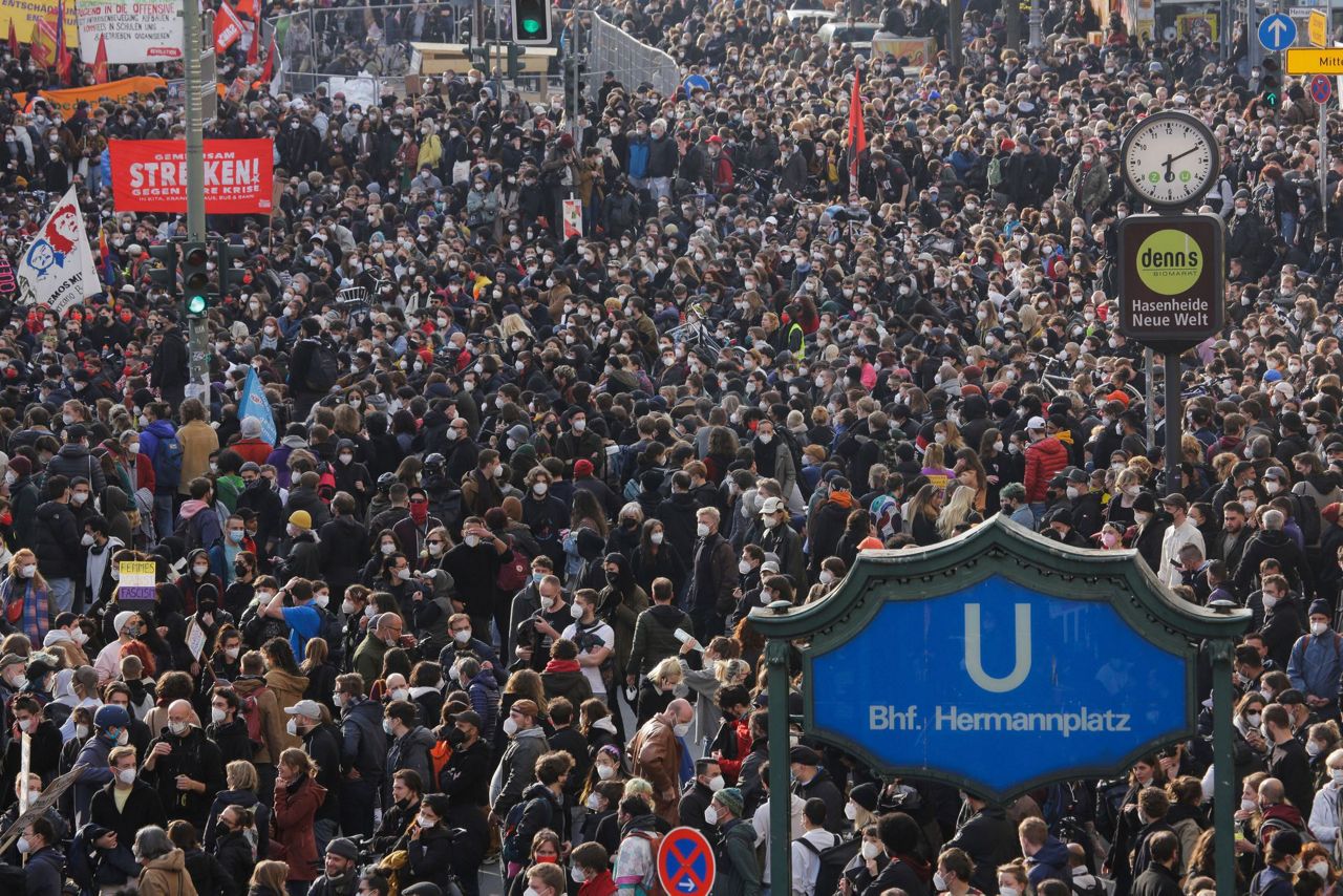 Берлин 5 мая фото. Демонстрация в Берлине. Протесты в Берлине. 1 Мая Берлин. Демонстрация в Берлине 5 февраля.