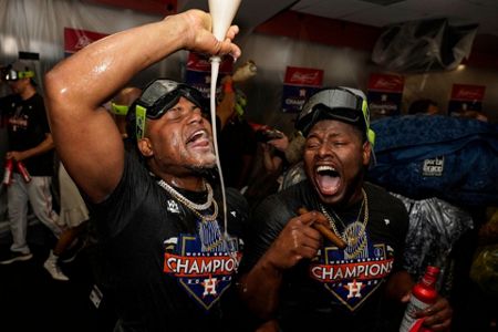 Álvarez blasts Astros to World Series title in G6 vs. Phils