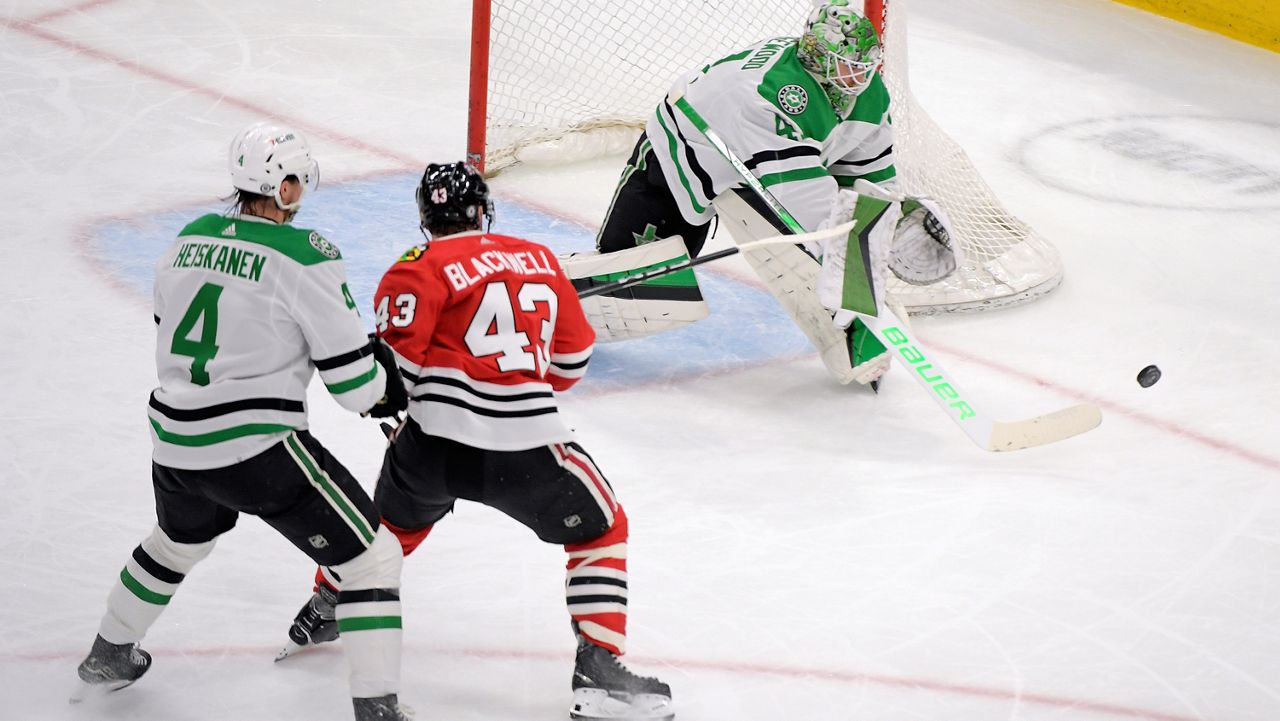 Blackhawks cool off surging Stars 3-2 behind Mrazek, Bedard