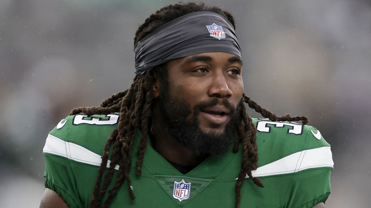 New York Jets running back Dalvin Cook (33) warms up before playing against the Atlanta Falcons in an NFL football game, Sunday, Dec. 3, 2023, in East Rutherford, N.J. (AP Photo/Adam Hunger, File)