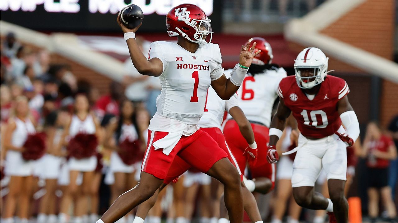 Houston quarterback Donovan Smith (1) passes against Oklahoma during the first quarter of an NCAA college football game Saturday, Sept. 7, 2024, in Norman, Okla. (AP Photo/Alonzo Adams)