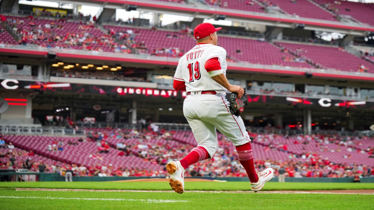 De La Cruz goes for cycle and Votto hits 2 clutch homers as streaking Reds  stop Braves 11-10 – KGET 17