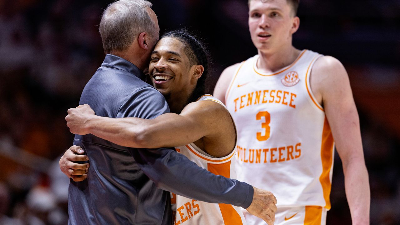 Knecht, Aidoo lead No. 5 Tennessee past Texas A&M, 86-51