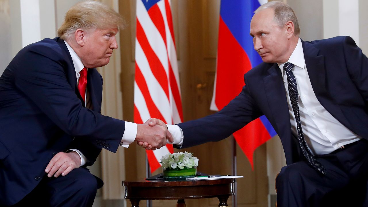 El presidente Donald Trump, y su homólogo ruso Vladimir Putin se dan la mano al comienzo de una reunión en Helsinki, Finlandia, el 16 de julio de 2018.