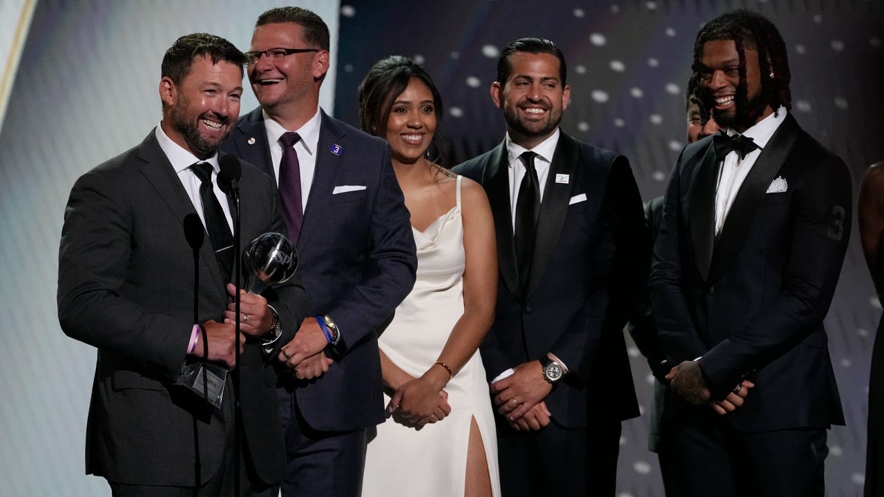 Damar Hamlin presents award to Buffalo Bills training staff during ESPYS