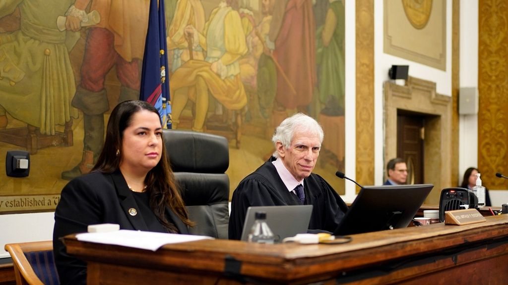 El juez Arthur Engoron y la principal asistente jurídica Allison Greenfield durante el juicio civil por fraude del expresidente Donald Trump en la Corte Suprema de Nueva York.