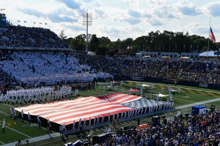 New York Jets fans honor 9/11 victims with inspirational National Anthem  rendition - FISM TV