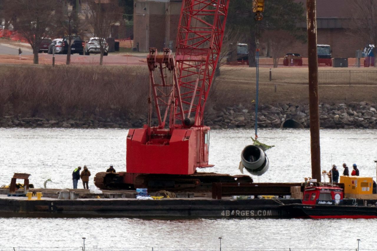 Crews return to the Potomac River to recover wreckage from DC midair ...