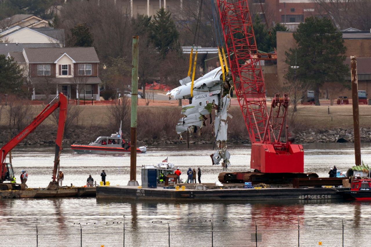 Crews return to the Potomac River to recover wreckage from DC midair ...