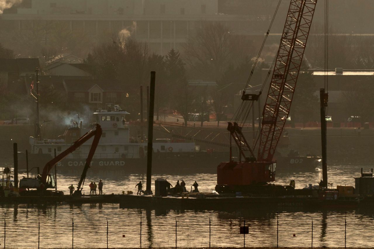Crews return to the Potomac River to recover wreckage from DC midair ...
