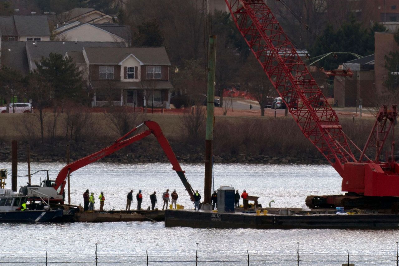 Crews return to the Potomac River to recover wreckage from DC midair ...