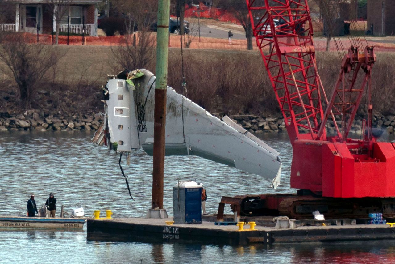 Crews return to the Potomac River to recover wreckage from DC midair ...