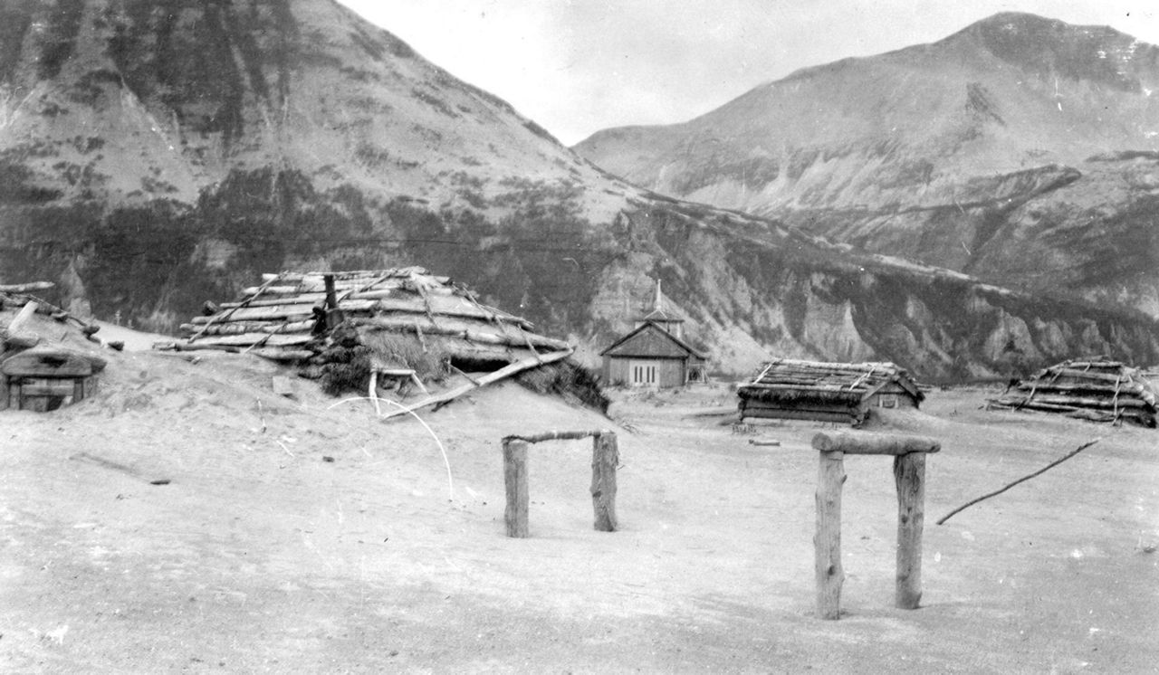 Angin menyemburkan abu vulkanik dari letusan tahun 1912 di Alaska