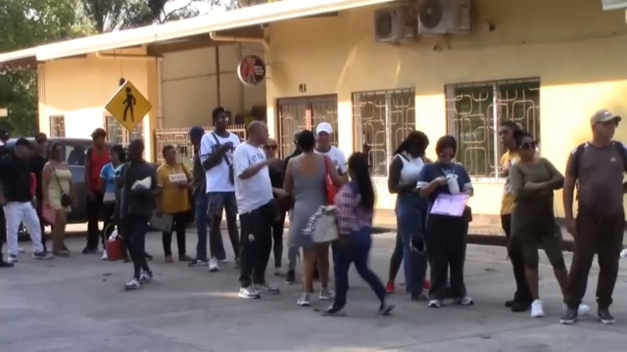 Muchos migrantes están regresando a sus países de origen.