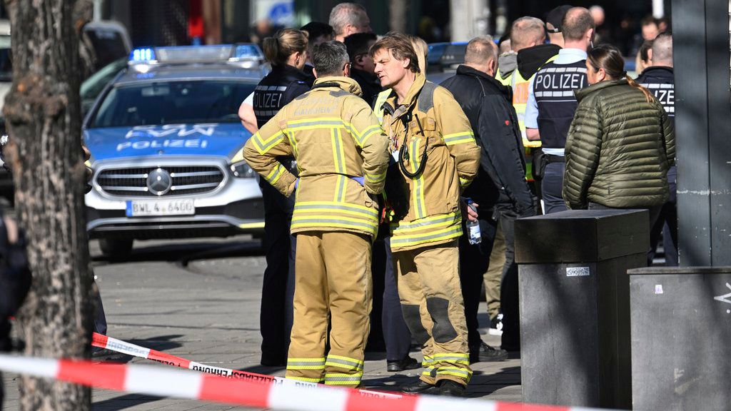 Bomberos y policías en el lugar del incidente en Mannheim, Alemania.