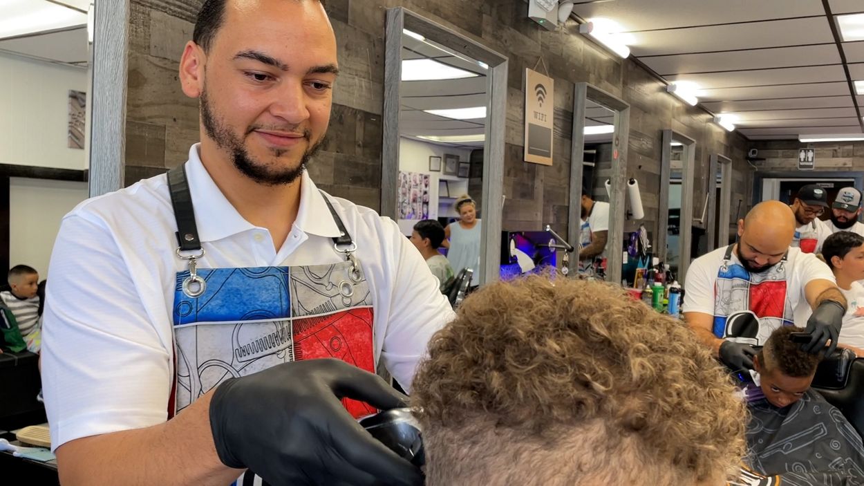 Deer Park barber gives 100 kids free haircut for first day of school