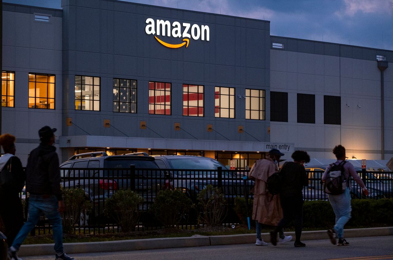 Pekerja Amazon di New York menarik petisi untuk berserikat