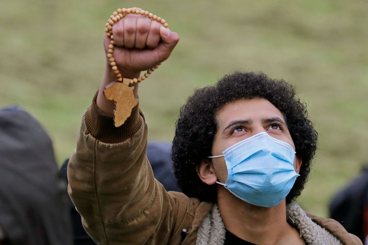 Judge orders Seattle to stop using tear gas during protests