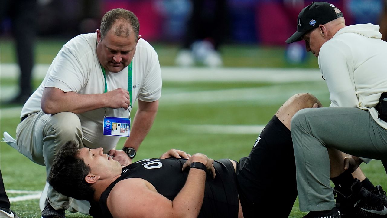 Rams LB Bobby Wagner flattens protester who got on the field