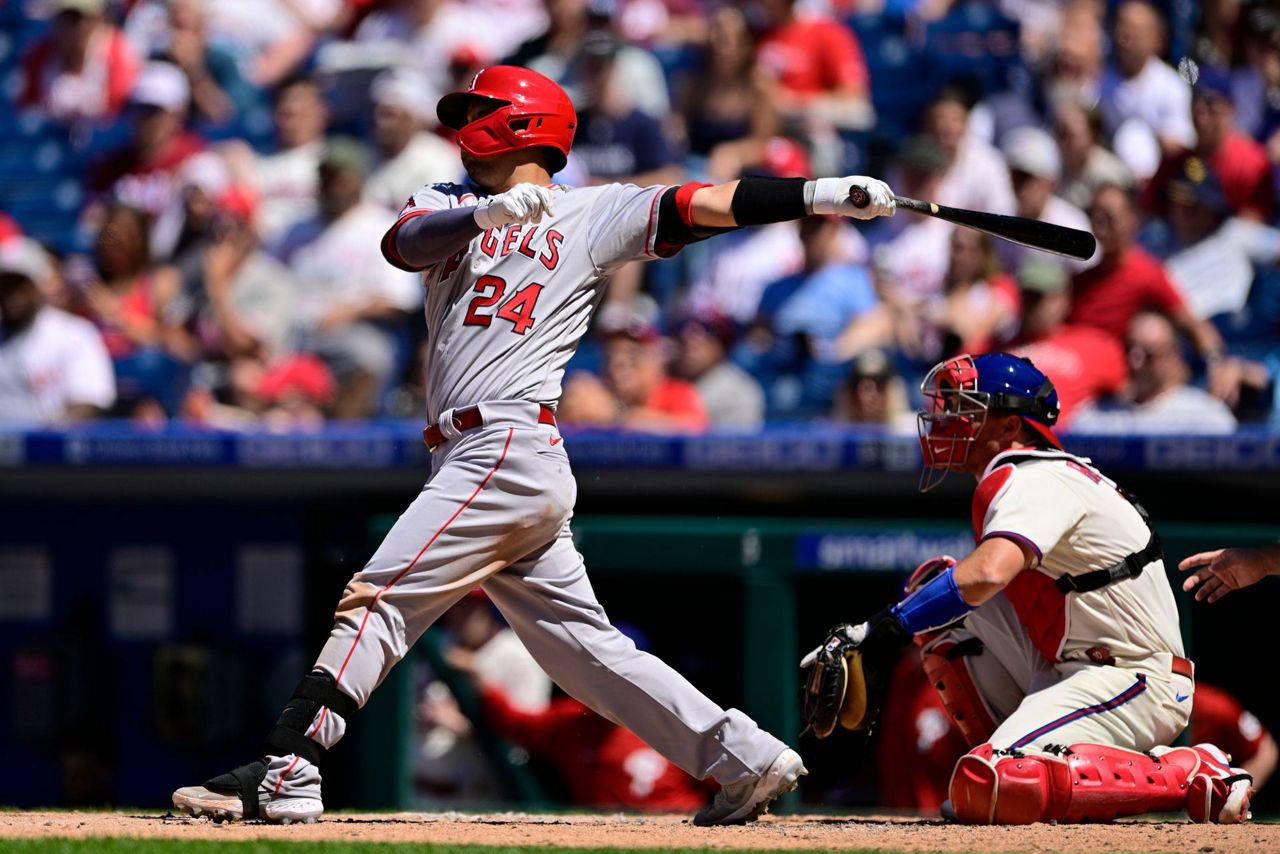 Phillies rally late to hand Angels 11th straight loss