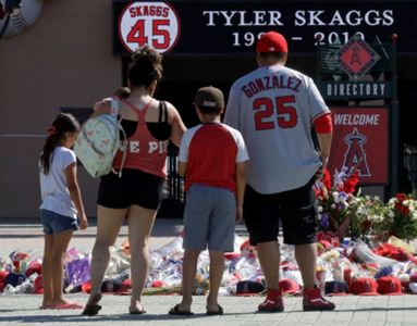 Angels, MLB mourn Tyler Skaggs after pitcher dies in hotel room