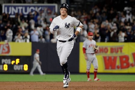 Ottavino botches throw, Yankees miss chance to clinch