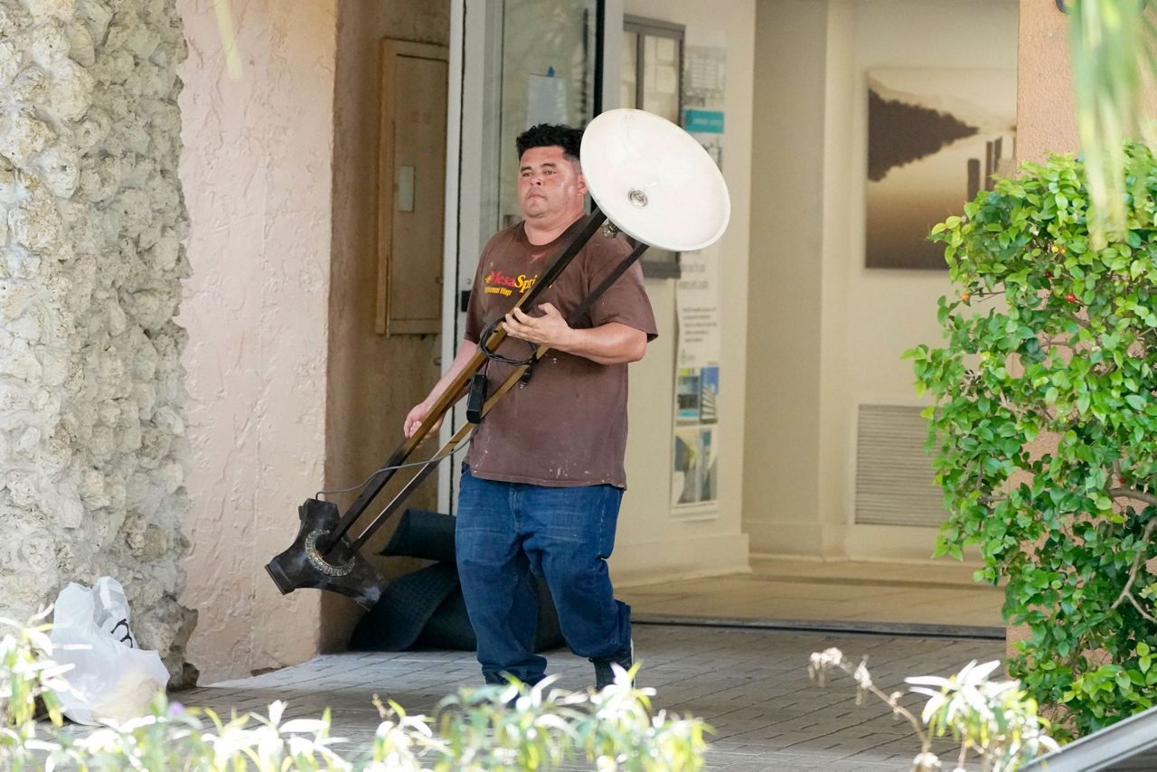 Residents evacuated from Florida apartments deemed unsafe