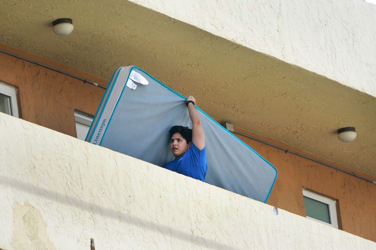 Residents evacuated from Florida apartments deemed unsafe