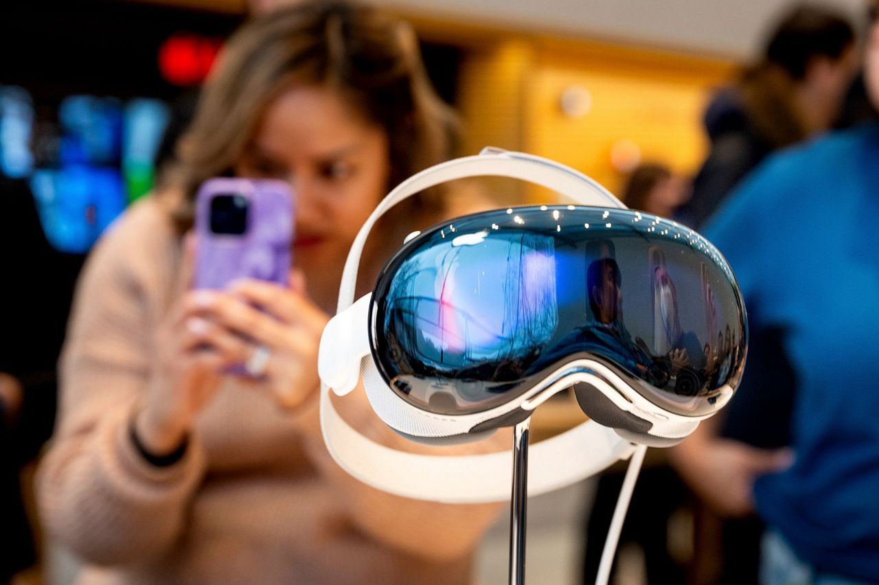 Why Apple is pushing the term 'spatial computing' along with its new ...