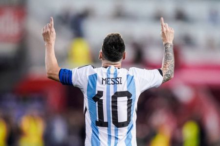 Argentina 3, Honduras 0: Lionel Messi 2 goals