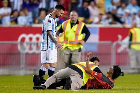 Argentina 3, Honduras 0: Lionel Messi 2 goals