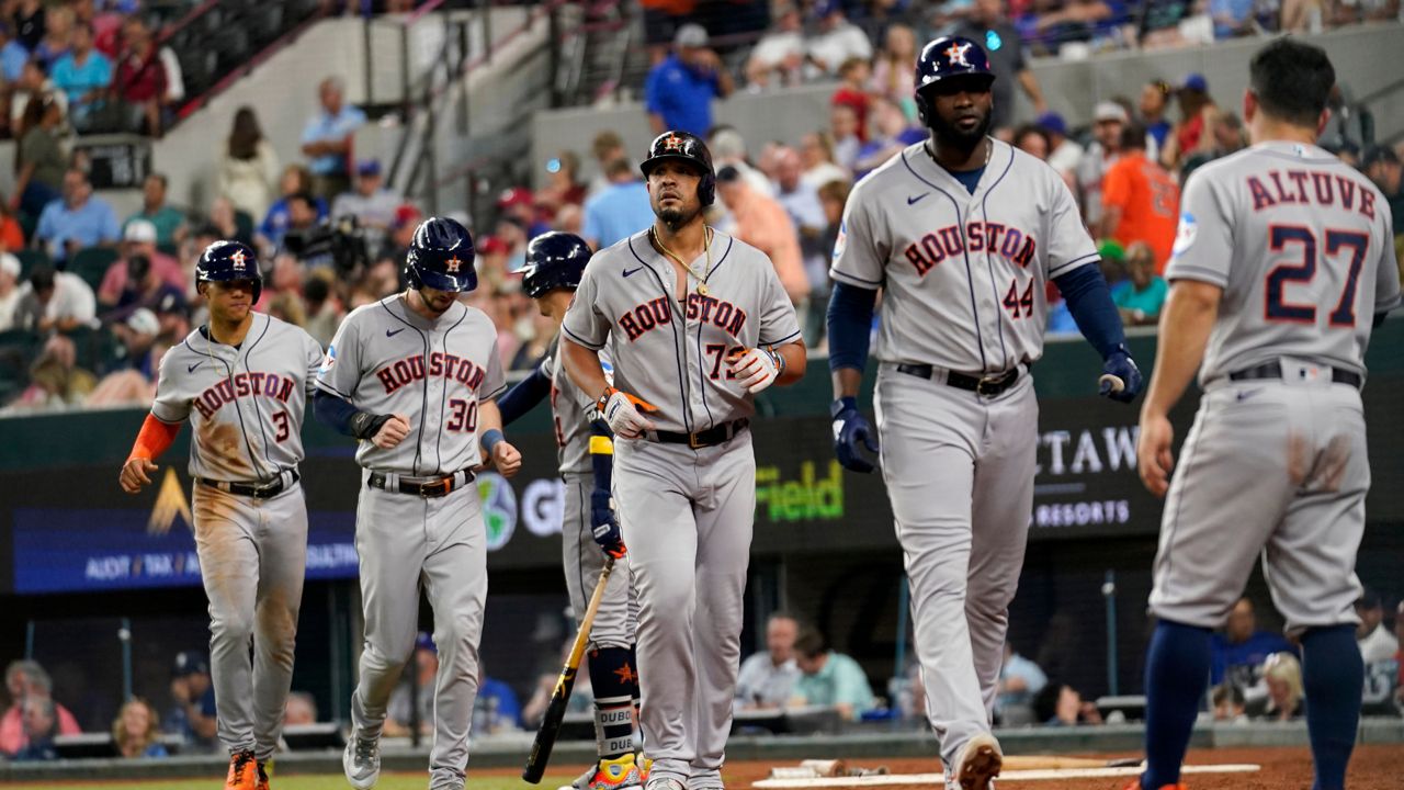 Astros complete sweep with 12-3 win over Rangers