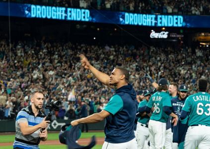 Mitch Haniger plays hero in win to keep Mariners' postseason dreams alive  with one game left