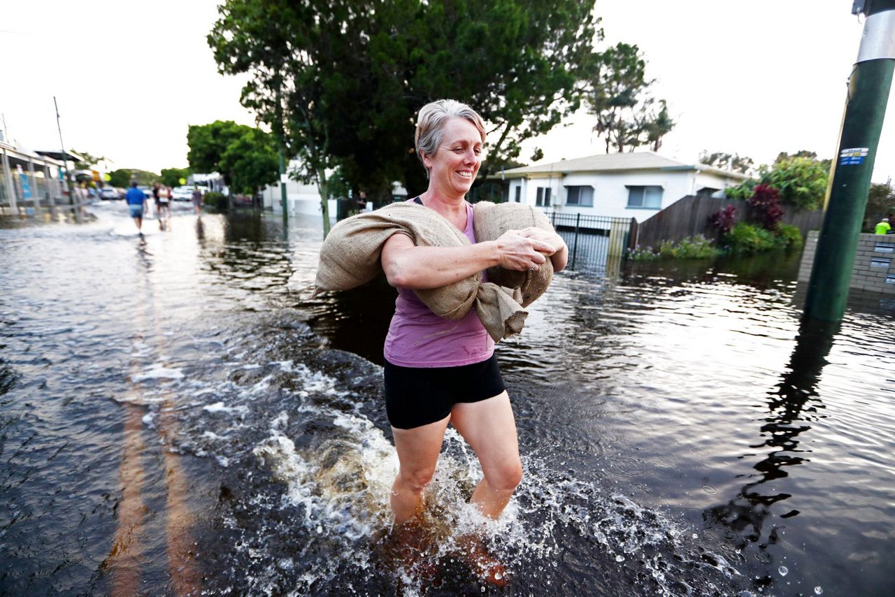 Thousands evacuate worst Australian floods in decades