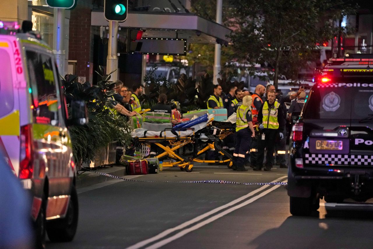 Officer, bystanders hailed for confronting and stopping a man who ...