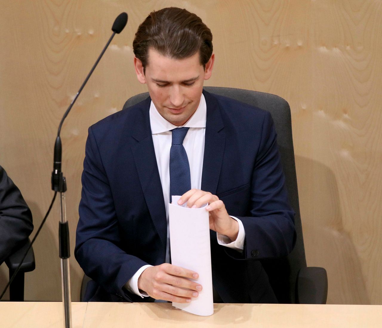 Политик австрии. Austrian Chancellor Sebastian kurz. Себастьян Курц Schwarz macht geil. Себастьян Курц едет на работу. Себастьян Курц личная жизнь предки.