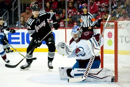 Washington Capitals goalie Vitek Vanecek (41) makes a pad-save