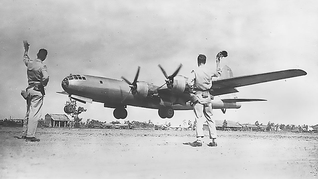 ww2 bomber planes dropping bombs