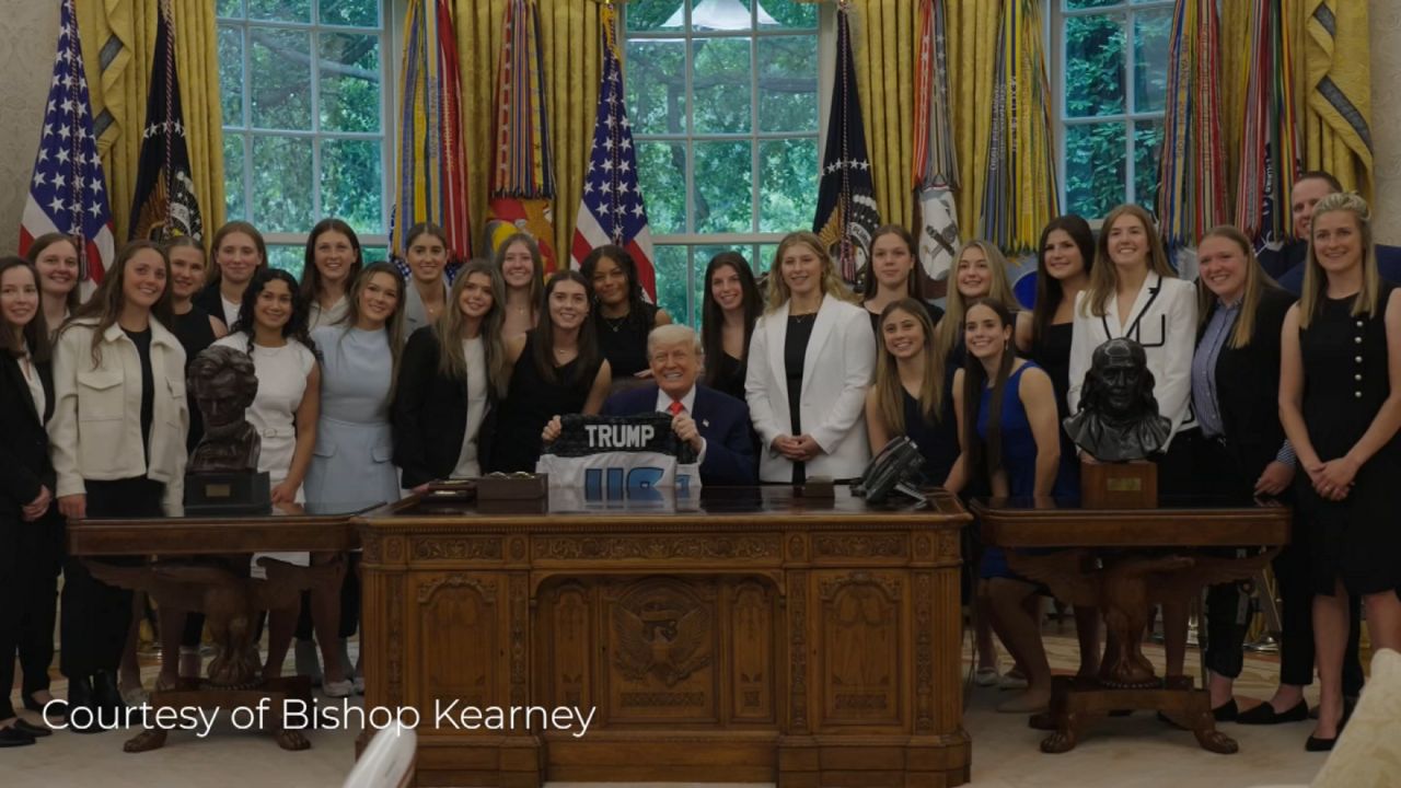 BK U19 girls in Oval Office