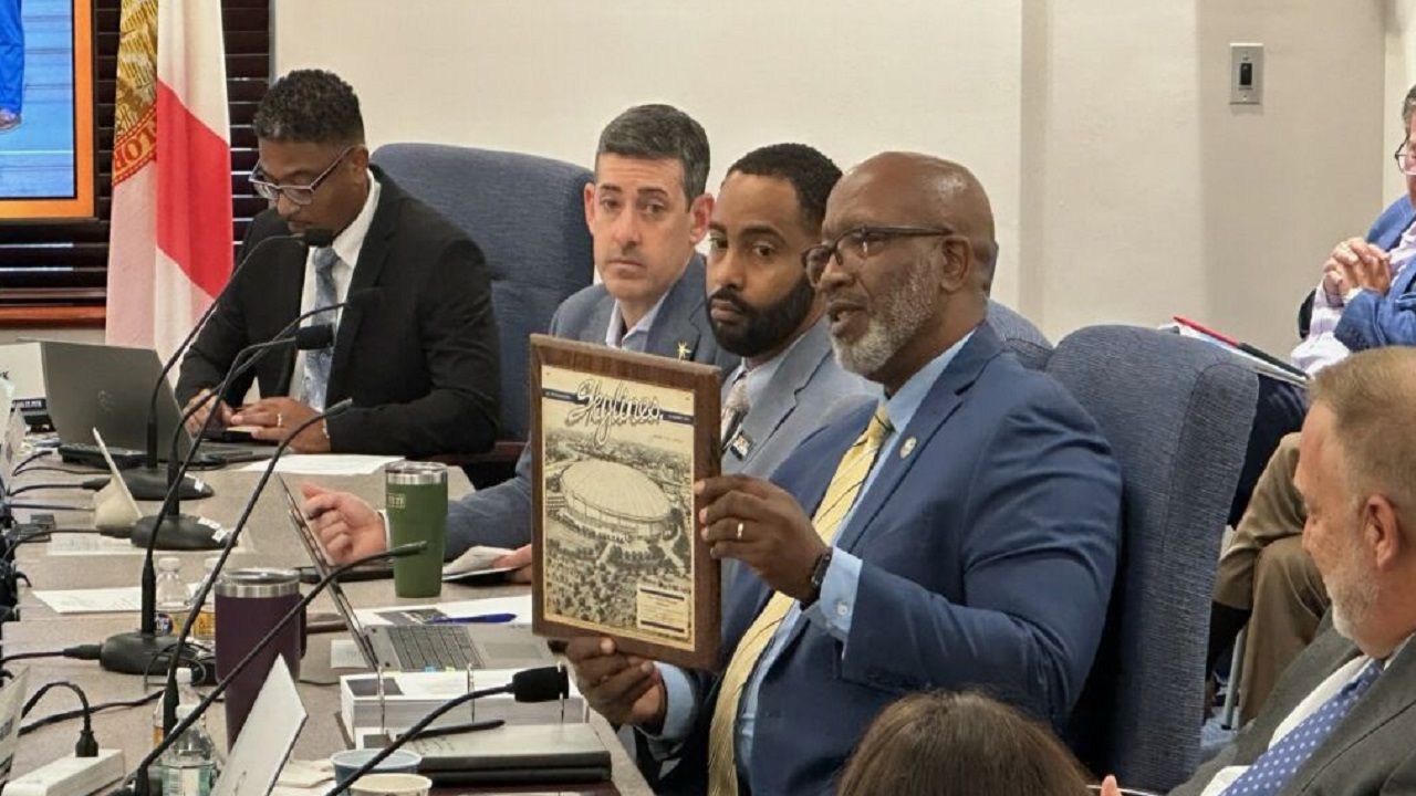 St. Petersburg Mayor Ken Welch holds up an illustration at a recent meeting. (File Image)