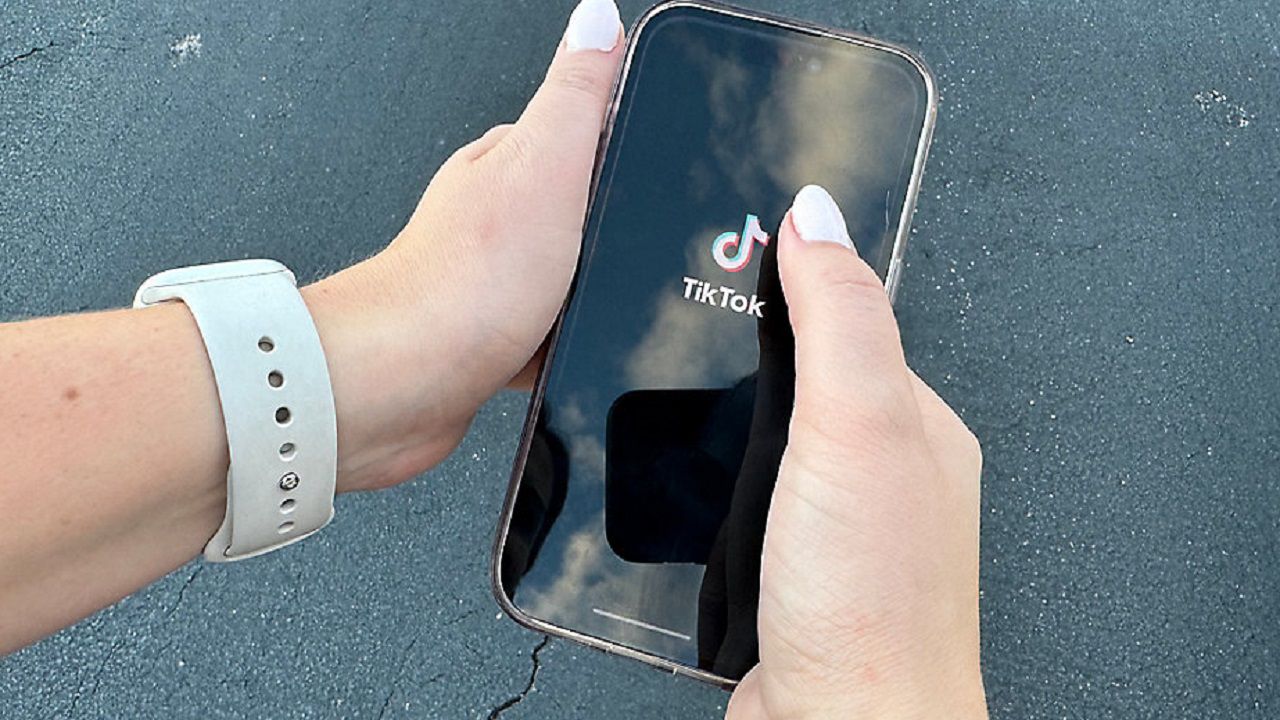 The Hillsborough County School Board is set to discuss rules for cell phone usage at schools. (Angie Angers/Bay News 9)