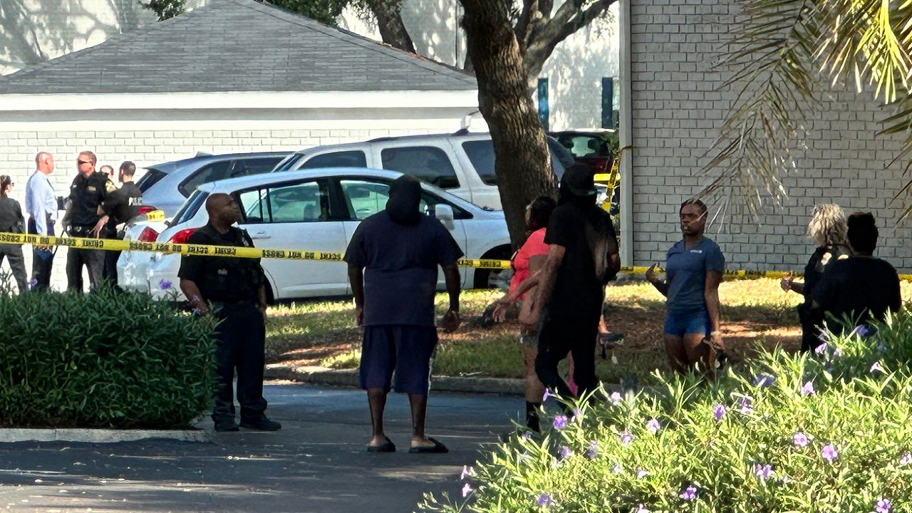 Police and residents gather at the Reserve at Lake Point apartments Tuesday morning after a woman was killed at the apartment complex. (Spectrum News/Chris McDonald) 