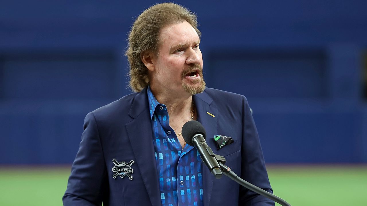 Rays snap seven-game skid, induct Boggs into team HOF