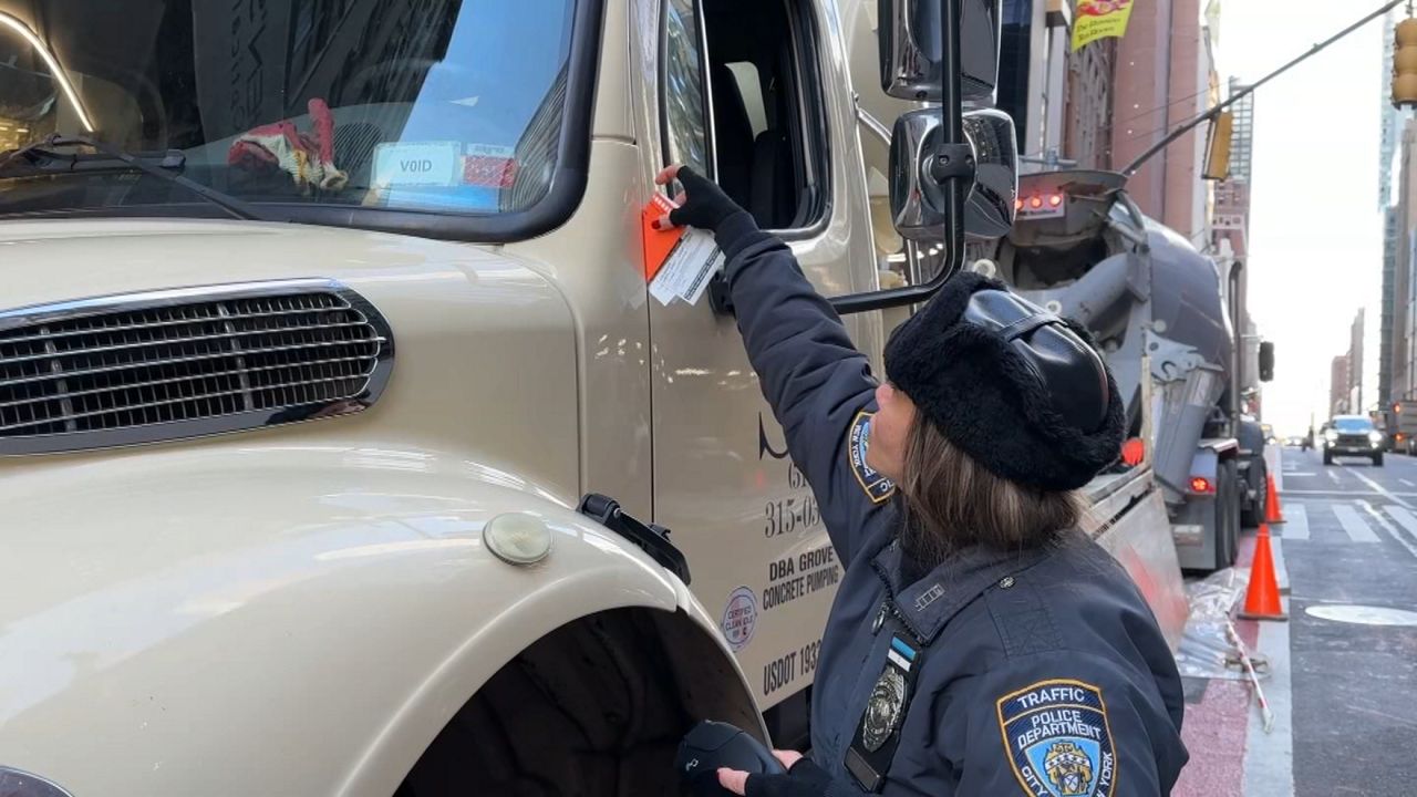 纽约警察局成立特别行动组打击违规停车的公交车道堵塞者