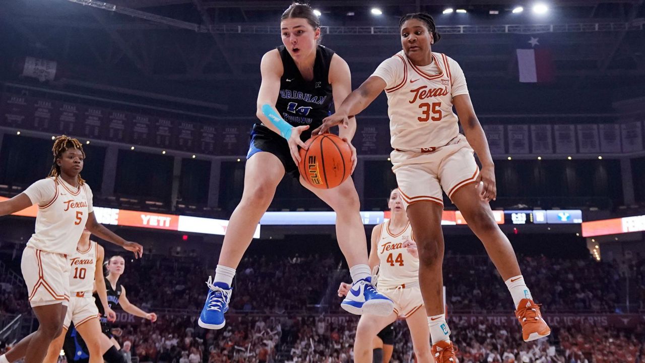 No. 3 Texas pulls away in 3rd quarter in 71-46 win over BYU