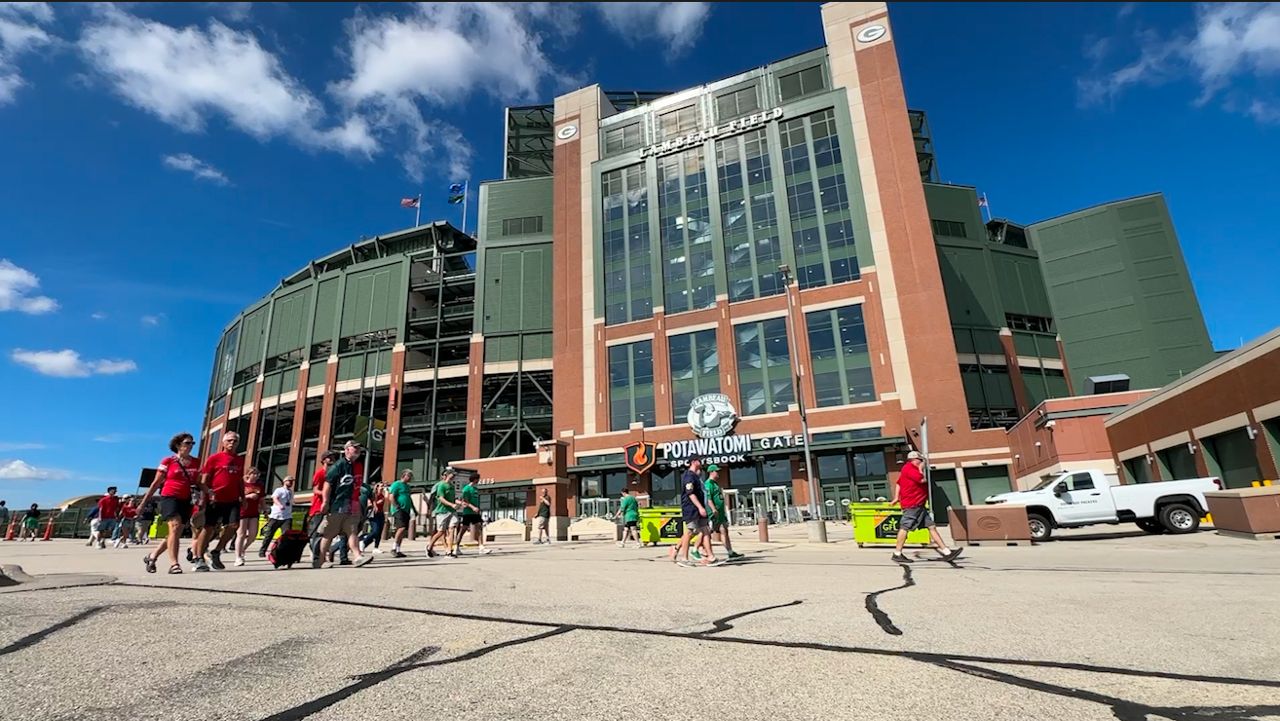 Badgers return to Lambeau Field for Notre Dame season opener
