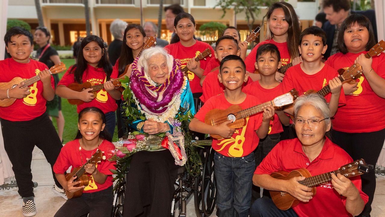 The Kalihi Kai Elementary Ukulele Club with Smith. (Photo courtesy of Hawaii Arts Alliance)