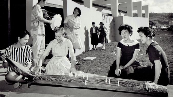 Barbara Smith demonstrating the koto with music students, 1951. (Photo courtesy of UH)